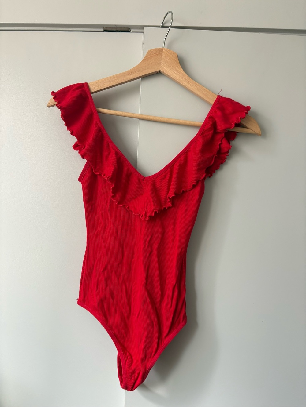 Wilfred Bright Red Ribbed Ruffle V-Neck bodysuit - Picture 3 of 3